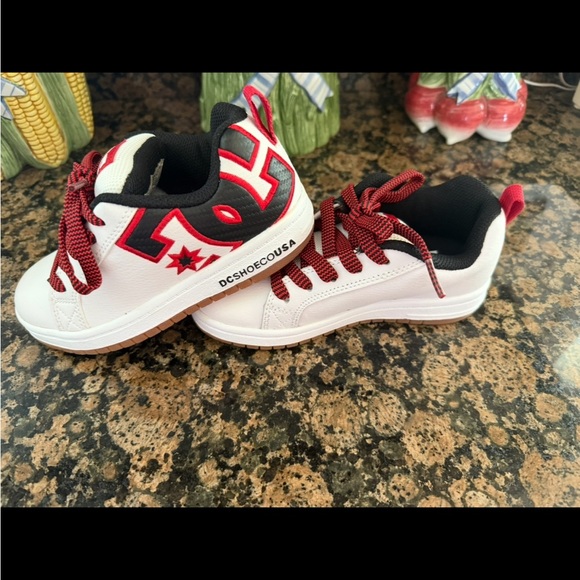 DC Youth Court Graffik SE White and Red Sneakers - Picture 3 of 6